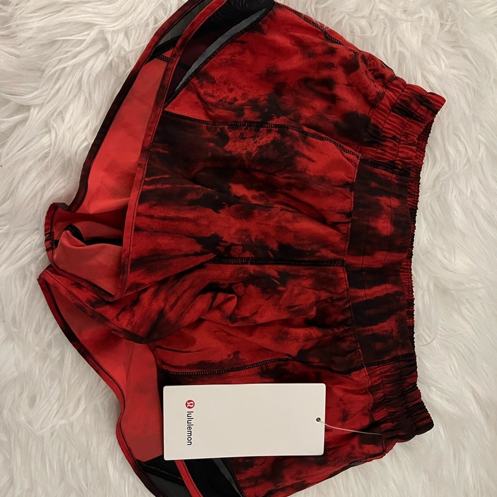 NWT Lululemon Hotty Hot LowRise Lined Short 2.5- GameDay sz 6 - Picture 3 of 3